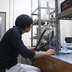 <span class="qrinews-figure-title">2011年1月5日 学部4年の高浦さん</span>　キューティクル膜の膜電位のPH依存性について研究しています。（撮影場所：<a href="http://www.scc.kyushu-u.ac.jp/aboratory/" target="_blank">膜非平衡化学研究室</a>）