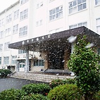 <span class="qrinews-figure-title">2011年1月6日 雪の理学部</span>　箱崎キャンパスに雪が舞って、うっすらと積もっています。（撮影場所：<a href="http://maps.google.co.jp/maps?q=33.626399,130.425133+(2011%2F01%2F06)&amp;z=18" target="_blank">理学部本館前</a>）