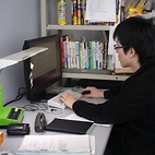 <span class="qrinews-figure-title">2011年1月24日 修士2年の西野さん</span>　タンパク質発現の制御機構をゆらぎを考慮したモデルで研究しています。（撮影場所：<a href="http://www.stat.phys.kyushu-u.ac.jp/" target="_blank">統計物理学研究室</a>）