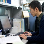 <span class="qrinews-figure-title">2011年2月3日 博士3年の小林さん</span>　白金錯体を用いた光水素生成触媒に関する研究をしています。（撮影場所：<a href="http://www.scc.kyushu-u.ac.jp/Sakutai/index.html" target="_blank">錯体化学研究室</a>）