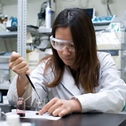 <span class="qrinews-figure-title">2011年2月17日 学部4年の中村さん</span>　白金二核錯体を用いた光水素発生について研究している学部4年の中村さん（撮影場所：<a href="http://www.scc.kyushu-u.ac.jp/Sakutai/index.html" target="_blank">錯体化学研究室</a>）