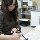 <span class="qrinews-figure-title">2011年2月25日 学部4年の原さん</span>　ショウジョウバエの苦み物質の検出機構について研究している学部4年の原さん（撮影場所：<a href="http://www.biology.kyushu-u.ac.jp/%7Eanimphys/index.html" target="_blank">動物生理学研究室</a>）