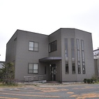 <span class="qrinews-figure-title">2011年4月12日 九大建物シリーズ No.07</span>　九大建物シリーズ第7回は宙空環境研究センターです。2002年に建設された比較的新しい建物です。（撮影場所：<a href="http://maps.google.co.jp/maps?q=33.626435,130.424360+(2011/04/12)&amp;z=18" target="_blank">宙空環境研究センター</a>）