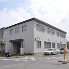 <span class="qrinews-figure-title">2011年4月20日 九大建物シリーズ No.08</span>　九大建物シリーズ第8回はシステム生命科学府棟です。ステンレス製の看板が光り輝いています。（撮影場所：<a href="http://maps.google.co.jp/maps?q=33.626615,130.425310+(2011/04/20)&amp;z=18" target="_blank">システム生命科学府棟</a>）