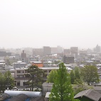 <span class="qrinews-figure-title">2011年5月2日 黄砂飛来</span>　今日は福岡市で黄砂が観測されています。理学部2号館の屋上から周りを観察すると、もやがかかったように視界が悪くなっています。（撮影場所：<a href="http://maps.google.co.jp/maps?q=33.625916,130.425192+(2011/05/02)&amp;z=18" target="_blank">理学部2号館屋上</a>）
