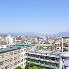 <span class="qrinews-figure-title">2011年5月11日 屋上からの景色シリーズ No.2 (東)</span>　理学部の屋上から東の方向を見てみると、JR鹿児島本線の高架が見えます。ちょうど列車が通りかかったので撮影しました。（撮影場所：<a href="http://maps.google.co.jp/maps?q=33.625617,130.425689+(2011/05/11)&amp;z=18" target="_blank">理学部2号館屋上</a>）