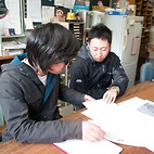 <span class="qrinews-figure-title">2011年5月12日 博士3年の富田さん</span>　博多湾に飛来する渡り性シギ・チドリの羽数や種類の変化について研究している博士3年の富田さん（撮影場所：<a href="http://seibutsu.biology.kyushu-u.ac.jp/~ecology/lab/index.html" target="_blank">生態科学研究室</a>）