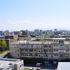 <span class="qrinews-figure-title">2011年5月19日 屋上からの景色シリーズ No.3 (南)</span>　理学部の屋上から南の方向を見てみると、近くには旧工学部本館が、遠くには新しい九州大学病院の北棟が見えます。（撮影場所：<a href="http://maps.google.co.jp/maps?q=33.625626,130.425546+(2011/05/19)&amp;z=18" target="_blank">理学部2号館屋上</a>）