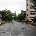 <span class="qrinews-figure-title">2011年5月26日 今日も雨</span>　傘をさして伊都への連絡バスを待っています。（撮影場所：<a href="http://maps.google.co.jp/maps?q=33.626442,130.425137+(2011/05/26)&amp;z=18" target="_blank">理学部本館前</a>）