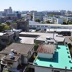 <span class="qrinews-figure-title">2011年5月27日 屋上からの景色シリーズ No.4 (西)</span>　理学部の屋上から西の方向を見てみると、手前には文系キャンパスが、奥には都市高速1号線が見えます。（撮影場所：<a href="http://maps.google.co.jp/maps?q=33.626018,130.424789+(2011/05/27)&amp;z=18" target="_blank">理学部2号館屋上</a>）