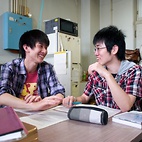 <span class="qrinews-figure-title">2011年6月10日 学部4年の川﨑さん（写真左）と深町さん。</span>　研究テーマに関する論文を見て議論しています。研究テーマはそれぞれ、「θオーロラに伴う沿磁力線電流の解析（川崎）」と「昼間側の高緯度領域の沿磁力線電流に関する研究（深町）」です。（撮影場所：<a href="http://denji102.geo.kyushu-u.ac.jp/stp/stp_home.html" target="_blank">太陽地球系物理学研究室</a>）