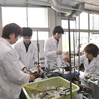 <span class="qrinews-figure-title">2011年6月15日 有機化学実験の様子（その2）</span>　将来研究者として有機合成化学実験を行うにあたり必要な実験操作（秤量，加熱還流，無水，無酸素条件）や科学的文章の書き方を学んでいます。（撮影場所：<a href="http://syllabus.sci.kyushu-u.ac.jp/syllabus/syllabus.php?syllabus_id=4637" target="_blank">理学部2号館</a>）