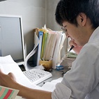 <span class="qrinews-figure-title">2011年6月20日 博士2年の榮田さん</span>　核子の散乱を有効場理論を用いて研究しています。（撮影場所：<a href="http://higgs.phys.kyushu-u.ac.jp/" target="_blank">素粒子論研究室</a>）