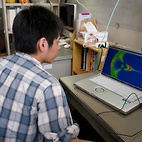 <span class="qrinews-figure-title">2011年6月23日 修士1年の花岡さん</span>　地球磁気圏のFAC（沿磁力線電流）のエネルギー分布に関する研究を行っています。（撮影場所：<a href="http://denji102.geo.kyushu-u.ac.jp/stp/stp_home.html" target="_blank">太陽地球系物理学研究室</a>）