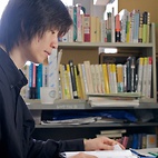 <span class="qrinews-figure-title">2011年6月27日 修士2年の水口さん</span>　宇宙に存在する暗黒物質の素粒子論的な理解を目指して研究しています。（撮影場所：<a href="http://higgs.phys.kyushu-u.ac.jp/" target="_blank">素粒子論研究室</a>）