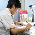 <span class="qrinews-figure-title">2011年7月1日 修士2年の渡邉さん</span>　様々な有効相互作用を用いて原子核反応を系統的に解析しています。（撮影場所：<a href="http://www.nt.phys.kyushu-u.ac.jp/" target="_blank">理論核物理研究室</a>）