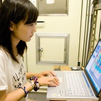 <span class="qrinews-figure-title">2011年7月6日 学部4年の宮本さん</span>　植物の気孔の開閉に関係している遺伝子について研究しています。（撮影場所：<a href="http://plant.biology.kyushu-u.ac.jp/" target="_blank">植物生理学研究室</a>）