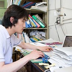 <span class="qrinews-figure-title">2011年7月13日 学術研究員の磯田さん</span>　脊椎動物の卵減数分裂に必須タンパクであるEmi2の機能解析を行っています。（撮影場所：<a href="http://www.biology.kyushu-u.ac.jp/~hassei/sagata/sagata-top.html" target="_blank">発生生物学研究室</a>）