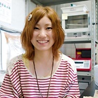 <span class="qrinews-figure-title">2011年7月15日 学部4年の堤さん</span>　葉緑体遺伝子の転写マップの作成を行っています。（撮影場所：<a href="http://plant.biology.kyushu-u.ac.jp/" target="_blank">植物生理学研究室</a>）