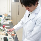 <span class="qrinews-figure-title">2011年8月1日 博士3年の斉藤さん</span>　地熱発電所のスケール問題について研究しています。（撮影場所：<a href="http://mole.rc.kyushu-u.ac.jp/~ircl/" target="_blank">無機反応化学研究室</a>）