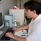 <span class="qrinews-figure-title">2011年8月4日 博士3年の角さん</span>　陽子の数に対して中性子の数が圧倒的に多く寿命の短い原子核の反応について研究しています。（撮影場所：<a href="http://www.nt.phys.kyushu-u.ac.jp/" target="_blank">理論核物理</a>）