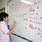 <span class="qrinews-figure-title">2011年8月9日 修士1年の原さん</span>　GroELの周りの水とタンパク質のダイナミクスについて研究している修士1年の原さん（撮影場所：<a href="http://www.cmt.phys.kyushu-u.ac.jp/ja/" target="_blank">物性理論研究室</a>）
