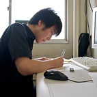 <span class="qrinews-figure-title">2011年8月19日 学部4年の井上さん</span>　液体の研究に向けて統計力学の勉強をしています。（撮影場所：<a href="http://www.cmt.phys.kyushu-u.ac.jp/ja/" target="_blank">物性理論研究室</a>）