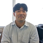 <span class="qrinews-figure-title">2011年8月24日 修士1年の嶋田さん</span>　原子核構造論の勉強をしています。（撮影場所：<a href="http://www.nt.phys.kyushu-u.ac.jp/" target="_blank">理論核物理研究室</a>）