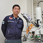 <span class="qrinews-figure-title">2011年8月26日 技術専門職員の島田さん</span>　電子顕微鏡を用いた研究の分析サポートを行っています。はやぶさが持ち帰った試料の分析サポートも行いました。（撮影場所：<a href="http://coffee.geo.kyushu-u.ac.jp/" target="_blank">無機生物圏地球化学研究室</a>）