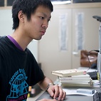 <span class="qrinews-figure-title">2011年9月1日 修士1年の新垣さん</span>　シリコン表面の物理的解析を行っています。（撮影場所：<a href="http://frontier.phys.kyushu-u.ac.jp/TPC/" target="_blank">凝縮系理論研究室</a>）