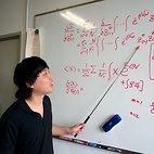 <span class="qrinews-figure-title">2011年9月5日 修士2年の野口さん</span>　経済での格差の発生起源について研究しています。（撮影場所：<a href="http://www.cmt.phys.kyushu-u.ac.jp/ja/" target="_blank">物性理論研究室</a>）