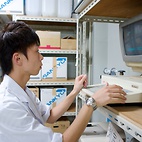 <span class="qrinews-figure-title">2011年9月7日 学部4年の山川さん</span>　タンパク質と薬剤との相互作用の検証を行っています。（撮影場所：<a href="http://mole.rc.kyushu-u.ac.jp/~kazz/index_j.html" target="_blank">反応分析化学研究室</a>）