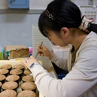 <span class="qrinews-figure-title">2011年9月12日 修士2年の門田さん</span>　シロイヌナズナのエコタイプを使って研究しています。（撮影場所：<a href="http://plant.biology.kyushu-u.ac.jp/" target="_blank">植物生理学研究室</a>）