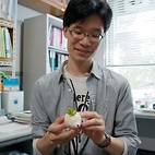 <span class="qrinews-figure-title">2011年9月26日 特任助教の袮冝さん</span>　植物のCO2応答の研究をしています。（撮影場所：<a href="http://plant.biology.kyushu-u.ac.jp/" target="_blank">植物生理学研究室</a>）