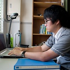 <span class="qrinews-figure-title">2011年9月27日 学部4年の佐々木さん</span>　雷の再現モデルの作成に向けて勉強しています。（撮影場所：<a href="http://weather.geo.kyushu-u.ac.jp/" target="_blank">対流圏科学研究室</a>）