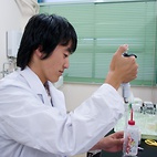 <span class="qrinews-figure-title">2011年9月28日 修士1年の岩田さん</span>　環境中のプルトニウムの化学状態の解析を行っています。（撮影場所：<a href="http://mole.rc.kyushu-u.ac.jp/~ircl/" target="_blank">無機反応化学研究室</a>）