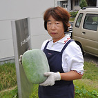 <span class="qrinews-figure-title">2011年10月11日 用務員の中村さん</span>　システム生命科学府棟前の花壇から大きな冬瓜を収穫しました。（撮影場所：<a href="http://www.sci.kyushu-u.ac.jp/" target="_blank">システム生命科学府棟前</a>）