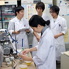 <span class="qrinews-figure-title">2011年10月25日 学部4年の松山さん、日高さん、山口さん、藤山さん</span>　コンピテントセルを作成しています。（撮影場所：<a href="http://lsfb.scc.kyushu-u.ac.jp/" target="_blank">構造機能生化学研究室</a>）