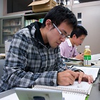 <span class="qrinews-figure-title">2011年11月8日 学部4年の林田さん</span>　星の進化について研究するため宇宙物理の勉強をしています。（撮影場所：<a href="http://astrog.phys.kyushu-u.ac.jp/index.php" target="_blank">宇宙物理理論研究室</a>）