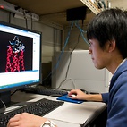 <span class="qrinews-figure-title">2011年11月10日 博士1年の西村さん</span>　痛みに関わるORL1受容体の構造を計算で予測しています。（撮影場所：<a href="http://lsfb.scc.kyushu-u.ac.jp/" target="_blank">構造機能生化学研究室</a>）