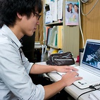 <span class="qrinews-figure-title">2011年11月17日 学部4年の寺本さん</span>　伊都キャンパス林床移植地におけるポリネーションネットワークについて研究しています。（撮影場所：<a href="http://seibutsu.biology.kyushu-u.ac.jp/~ecology/lab/index.html" target="_blank">生態科学研究室</a>）