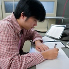 <span class="qrinews-figure-title">2011年11月21日 学部4年の高木さん</span>　Ia型超新星による距離測定に関する研究を行なっています。（撮影場所：<a href="http://astrog.phys.kyushu-u.ac.jp/" target="_blank">宇宙物理理論研究室</a>）