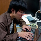 <span class="qrinews-figure-title">2011年11月30日 修士1年の池田さん</span>　超新星爆発の観測による宇宙論パラメータの決定を行なっています。（撮影場所：<a href="http://astrog.phys.kyushu-u.ac.jp/" target="_blank">宇宙物理理論研究室</a>）