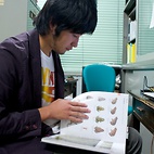 <span class="qrinews-figure-title">2011年12月6日 学部4年の福元さん</span>　カエルにおける他種の鳴き声に対する反応について研究しています。（撮影場所：<a href="http://seibutsu.biology.kyushu-u.ac.jp/~ecology/lab/index.html" target="_blank">生態科学研究室</a>）
