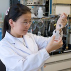 <span class="qrinews-figure-title">2011年12月8日 博士1年のSarenqiqigeさん</span>　固相分光光度法を用いて、自然水に含まれるマンガンの微量成分の決定を行っています。（撮影場所：<a href="http://mole.rc.kyushu-u.ac.jp/~kazz/index_j.html" target="_blank">反応分析化学研究室</a>）