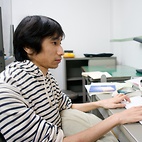 <span class="qrinews-figure-title">2011年12月12日 修士2年の對馬さん</span>　吸い込み渦の数値実験を行なっています。（撮影場所：<a href="http://gfd.geo.kyushu-u.ac.jp/" target="_blank">地球流体力学研究室</a>）