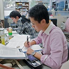 <span class="qrinews-figure-title">2011年12月13日 学部4年の舟橋さん</span>　超新星爆発の電波による観測手法を勉強しています。（撮影場所：<a href="http://astrog.phys.kyushu-u.ac.jp/" target="_blank">宇宙物理理論研究室</a>）