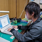 <span class="qrinews-figure-title">2012年1月12日 学部4年の中原さん</span>　北海道における外来種カササギの営巣場所選択について研究しています。（撮影場所：<a href="http://seibutsu.biology.kyushu-u.ac.jp/~ecology/lab/index.html" target="_blank">生態科学研究室</a>）