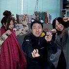 <span class="qrinews-figure-title">2012年1月30日 （左から）春山さん、山本さん、谷さん</span>　相島でネコの行動に関する研究を行なっています。（撮影場所：<a href="http://seibutsu.biology.kyushu-u.ac.jp/~ecology/lab/index.html" target="_blank">生態科学研究室</a>）