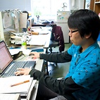 <span class="qrinews-figure-title">2012年2月14日 修士1年の藤井さん</span>　花崗岩ペグマタイト中に産する河辺石の鉱物学的研究を行なっています。（撮影場所：<a href="http://mineral2.geo.kyushu-u.ac.jp/" target="_blank">地球惑星物質科学研究室</a>）